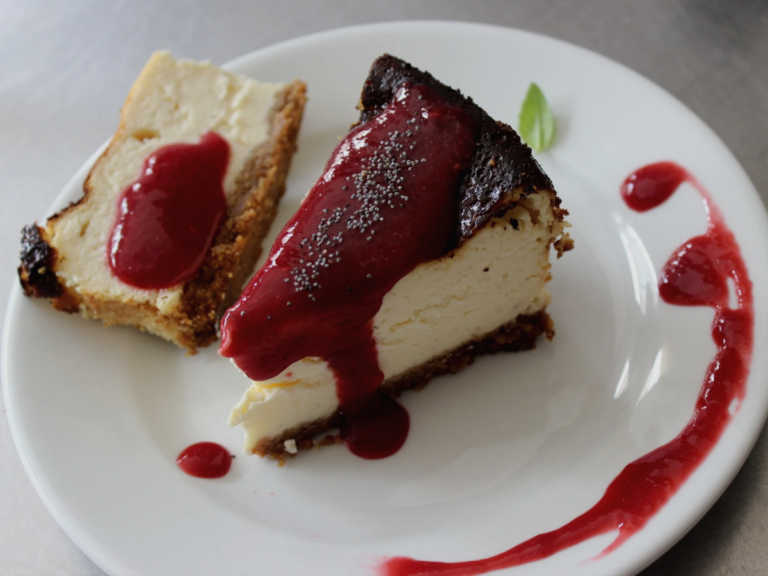 Cheesecake com Calda de Frutas Vermelhas